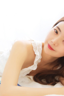 美女脱了内裤张开腿让男人桶